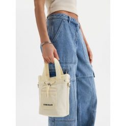 Torebka Guess Jeans. Białe torebki do ręki damskie Guess Jeans, z aplikacjami, z jeansu, bez dodatków. Za 179.99 zł.