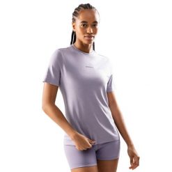 Damska koszulka treningowa z krótkim rękawem Fitness Siroko Pulau. Fioletowe bluzki damskie SIROKO, bez wzorów, z tkaniny, sportowe, bez kołnierzyka, bez ramiączek. Za 105.00 zł.