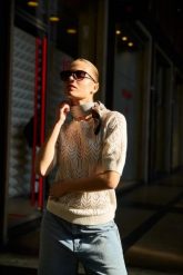 Ażurowy sweter beżowy. Brązowe swetry nierozpinane damskie MOODO, l, w ażurowe wzory, z bawełny, bez kołnierzyka, bez ramiączek. Za 109.99 zł.