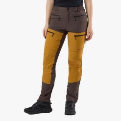 Spodnie outdoor Hiking damska Swedemount Lofoten Stretch Pants szybkoschnące. Brązowe spodnie sportowe damskie SWEDEMOUNT, na lato, bez wzorów, z tkaniny, sportowe, outdoorowe. Za 399.99 zł.