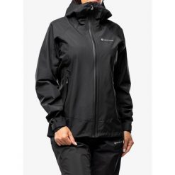 Kurtka z membraną damska Montane Spirit Jacket. Czarne kurtki sportowe damskie Montane, bez wzorów, bez ramiączek, bez kaptura, trekkingowe. Za 711.99 zł.