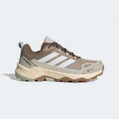 Buty trekkingowe Terrex Skychaser AX5 GORE-TEX. Białe trekkingi męskie Adidas, z gore-texu, bez zapięcia. Za 529.00 zł.