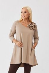 Asymetryczna beżowa tunika Florina z wydłużonym tyłem i odpinanym kwiatem PLUS SIZE XXL OVERSIZE JESIEŃ. Brązowe tuniki damskie Moda Size Plus Iwanek, l, bez wzorów, z nylonu, biznesowe, plus size, bez ramiączek. Za 229.90 zł.