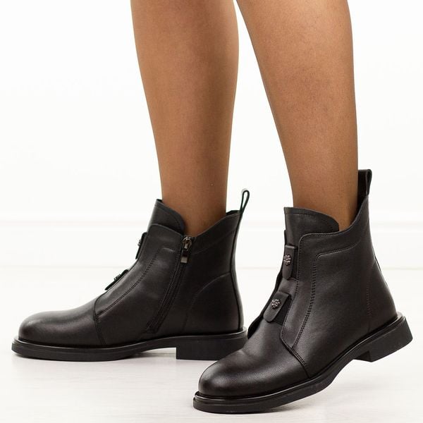 Czarne skórzane botki damskie DiA 52-026. Czarne botki damskie DiA, na jesień, bez wzorów, z jeansu, eleganckie, z okrągłym noskiem, bez obcasa, na płaskiej podeszwie, bez zapięcia. Za 279.00 zł.