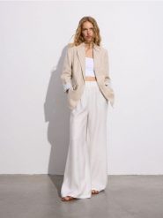 Marynarka z lnem - beżowy. Brązowe marynarki i żakiety damskie Reserved, bez wzorów, z tkaniny, bez kołnierzyka, bez ramiączek. W wyprzedaży za 119.99 zł.