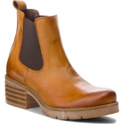 Botki LASOCKI ADORA-01. Brązowe botki damskie Lasocki, bez wzorów, z nubiku, bez obcasa, bez zapięcia. Za 249.99 zł.