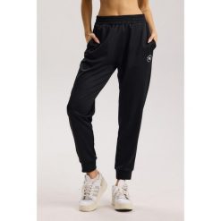 Damskie spodnie dresowe Rough Radical Dynamic Pro Joggers Women. Szare spodnie dresowe damskie ROUGH RADICAL, bez wzorów, z dresówki, sportowe, na fitness i siłownię. W wyprzedaży za 135.92 zł.