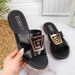 Klapki damskie z ozdobą czarne Filippo. Czarne klapki damskie Filippo, z aplikacjami, ze skóry ekologicznej, eleganckie, bez obcasa, bez zapięcia. Za 85.00 zł.