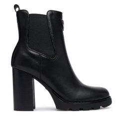 Botki Guess. Czarne botki damskie Guess, z aplikacjami, bez obcasa, na słupku, bez zapięcia. Za 634.99 zł.