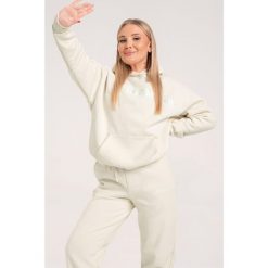 Bluza fitness damska Gym Glamour college off. Białe bluzy damskie GYM GLAMOUR, m, bez wzorów, glamour, bez ramiączek, bez kaptura. Za 199.99 zł.