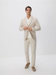 Dzianinowa marynarka slim fit - beżowy. Brązowe garnitury męskie Reserved, l, bez wzorów, z bawełny. W wyprzedaży za 119.99 zł.