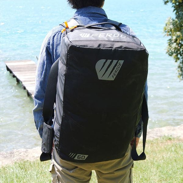 Plecak podróżny Duffel 60L – Czarny. Czarne plecaki damskie FEROCE, bez wzorów. Za 422.55 zł.