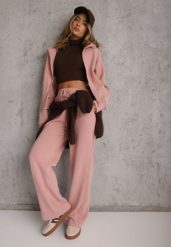 Różowy Prążkowany Komplet Dresowy Bluza z Kapturem i Spodnie Wide Leg Jateia. Czerwone bluzy damskie Renee, l, bez wzorów, z dresówki, sportowe, bez ramiączek, z kapturem. Za 169.99 zł.
