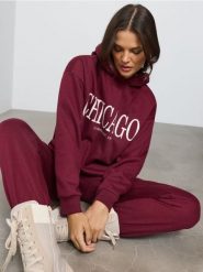 Bluza hoodie z napisem Chicago - bordowy. Czerwone bluzy damskie Sinsay, l, bez wzorów, bez ramiączek, bez kaptura. Za 39.99 zł.