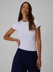 4F T-shirt slim gładki damski - biały M. Białe t-shirty damskie 4F, m, bez wzorów, z tkaniny, klasyczne, bez kołnierzyka, bez ramiączek. Za 69.99 zł.