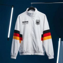 Kurtka treningowa Niemcy biała – rozmiar: XL. Białe kurtki męskie HOME DELUXE, s, bez wzorów, z elastanu, eleganckie, bez kaptura. Za 292.00 zł.