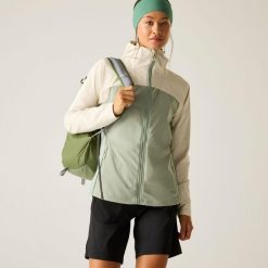 Damska wodoodporna kurtka softshell Dare 2B Nomadic. Brązowe kurtki sportowe damskie Dare 2B, bez wzorów, z materiału, bez ramiączek, bez kaptura, trekkingowe. Za 199.99 zł.