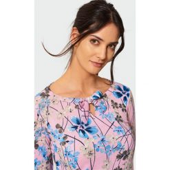 Klasyczny sweter z wiązaniem. Swetry nierozpinane damskie Greenpoint, bez wzorów, z elastanu, klasyczne, bez kołnierzyka, bez ramiączek. Za 24.99 zł.
