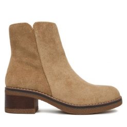 Botki Clara Barson. Brązowe botki damskie Clara Barson, bez wzorów, bez obcasa, na płaskiej podeszwie, bez zapięcia. Za 159.99 zł.