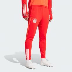Spodnie FC Bayern Tiro 23 Training. Białe spodnie sportowe męskie Adidas, s, bez wzorów, z dresówki, do piłki nożnej. W wyprzedaży za 178.30 zł.