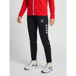 Damskie spodnie dresowe Hummel Core 2.0 Woven. Białe spodnie dresowe damskie Hummel, bez wzorów, z dresówki, eleganckie. Za 269.50 zł.