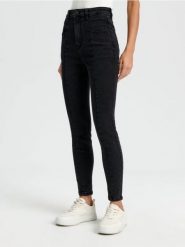 Jeansy skinny - czarny. Czarne jeansy damskie Sinsay, bez wzorów, z jeansu. Za 79.99 zł.