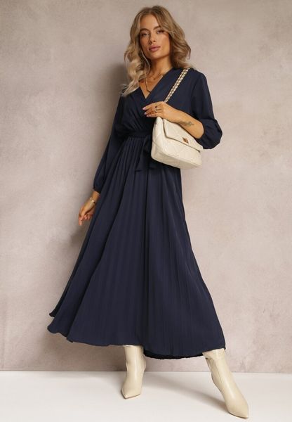 Granatowa Kopertowa Sukienka z Gumką i Paskiem w Talii Zdobiona Plisowaniem Kaylina. Niebieskie sukienki damskie Renee, l, z aplikacjami, bez kołnierzyka, plus size, bez ramiączek, maxi, kopertowe. Za 79.99 zł.