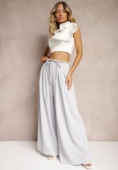 Jasnoniebieskie Szerokie Spodnie High Waist Zapinane na Suwak z Wiązaniem w Talii Vikonnia. Niebieskie spodnie materiałowe damskie Renee, bez wzorów, z jeansu, eleganckie, z podwyższonym stanem. Za 54.99 zł.