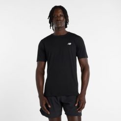 Koszulka męska New Balance MT61O0U4BK – czarna. Czarne koszulki sportowe męskie New Balance, l, bez wzorów, z materiału, bez ramiączek, do biegania. Za 129.99 zł.
