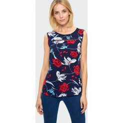 Wiskozowa bluzka z koronką przy dekolcie. Bluzki damskie Greenpoint, bez wzorów, z koronki, bez kołnierzyka, bez ramiączek. Za 49.99 zł.