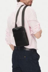 GUESS Czarna męska saszetka Milano. Czarne saszetki i nerki męskie Guess, ze skóry ekologicznej. W wyprzedaży za 268.99 zł.