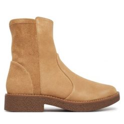 Botki Clarks. Brązowe botki damskie Clarks, bez wzorów, bez obcasa, na płaskiej podeszwie, bez zapięcia. Za 479.99 zł.