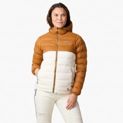 Kurtka damska hiking wodoodporna wiatroszczelna Östersund 2.0. Białe kurtki sportowe damskie SWEDEMOUNT, bez wzorów, z puchu, bez ramiączek, bez kaptura, trekkingowe. Za 699.99 zł.