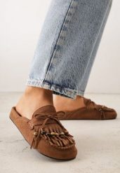 Brązowe Klapki VICES Mule Ozdobione Frędzlami Koralikami i Kokardą Eathelena. Brązowe klapki damskie Renee, na lato, bez wzorów, bez obcasa, na płaskiej podeszwie, bez zapięcia. Za 119.99 zł.