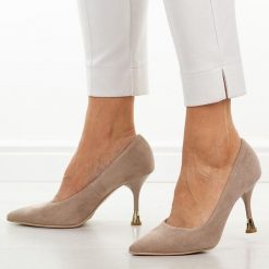 Beżowe zamsz Polskie szpilki damskie Suzana 2201. Brązowe szpilki damskie Suzana, bez wzorów, z zamszu, bez obcasa, na obcasie, bez zapięcia. Za 249.00 zł.