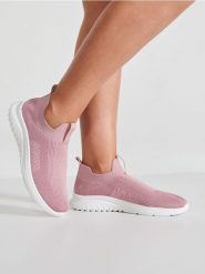 Trampki - różowy. Czerwone trampki i tenisówki damskie Sinsay, bez wzorów, bez zapięcia. Za 39.99 zł.