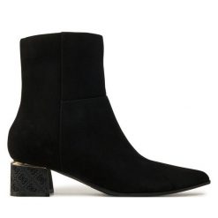 Botki Guess. Czarne botki damskie Guess, z aplikacjami, bez obcasa, na słupku, bez zapięcia. Za 789.99 zł.