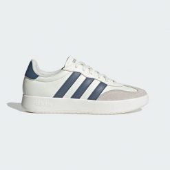 Buty Barreda. Białe buty zimowe męskie Adidas, bez wzorów, ze skóry, bez obcasa, bez zapięcia. Za 228.99 zł.