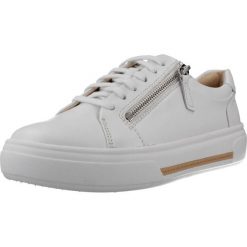 Buty CLARKS 26185917C Biały. Białe obuwie trekkingowe damskie Clarks, ze skóry, bez zapięcia. Za 382.99 zł.