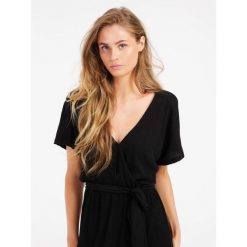 Sukienka damska Protest Nadia. Czarne sukienki damskie Protest, s, bez wzorów, eleganckie, bez kołnierzyka, bez ramiączek, sportowe. Za 316.50 zł.