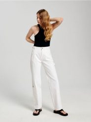 Jeansy straight low waist - kremowy. Białe jeansy damskie Sinsay, bez wzorów, z bawełny. Za 89.99 zł.