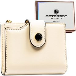Średni portfel damski ze skóry ekologicznej w beżowym kolorze, mieści dowód rejestracyjny PTN 012-JK6 Peterson. Brązowe portfele damskie Peterson, ze skóry ekologicznej. Za 79.99 zł.
