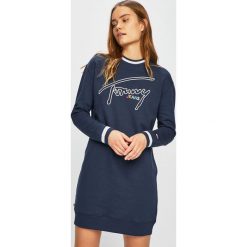 Tommy Jeans - Sukienka. Niebieskie sukienki damskie Tommy Jeans, na co dzień, s, z aplikacjami, z bawełny, casualowe, bez kołnierzyka, bez ramiączek, maxi, proste. W wyprzedaży za 359.90 zł.