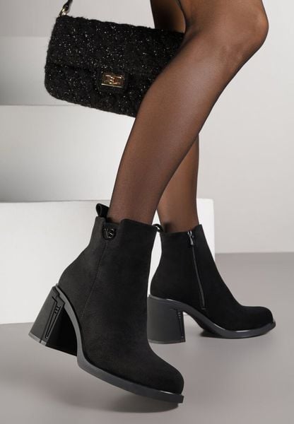 Czarne Botki do Kostki VICES z Imitacji Zamszu na Słupkowym Obcasie z Aplikacją przy Cholewce Nelerie. Czarne botki damskie Renee, z aplikacjami, z jeansu, eleganckie, bez obcasa, na obcasie, bez zapięcia. Za 139.99 zł.