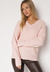 Jasnoróżowy Sweter z Domieszką Kaszmiru z Dekoltem w Serek Feralaine. Czerwone swetry nierozpinane damskie Born2be, bez wzorów, z jeansu, eleganckie, bez kołnierzyka, bez ramiączek. Za 99.99 zł.