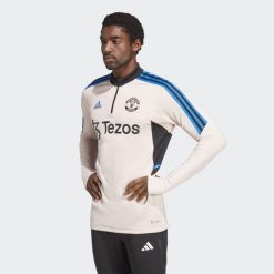 Kurtka z dresu Manchester United Condivo 2022/23. Czerwone kurtki męskie Adidas, xl, bez wzorów, z dresówki, sportowe, bez kaptura. W wyprzedaży za 277.40 zł.