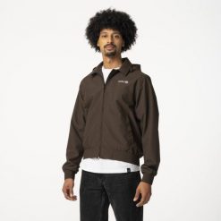 Męska kurtka przeciwdeszczowa Twill Bomber wodoodporna brązowa. Brązowe kurtki męskie AGU, l, bez wzorów, z materiału, bez kaptura, rowerowe. Za 589.50 zł.