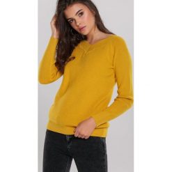 Musztardowy Sweter Bentleigh. Żółte swetry nierozpinane damskie Renee, m, bez wzorów, z dzianiny, casualowe, bez kołnierzyka, bez ramiączek. Za 79.99 zł.
