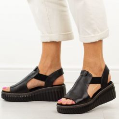 Czarne skórzane sandały damskie T.Sokolski 408. Czarne sandały damskie Sokolski, bez wzorów, z jeansu, bez obcasa, na platformie, bez zapięcia. Za 279.00 zł.