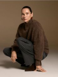 Sweter z wełną z alpaki - brązowy. Brązowe swetry nierozpinane damskie Reserved, l, bez wzorów, z wełny, bez kołnierzyka, bez ramiączek. Za 359.99 zł.